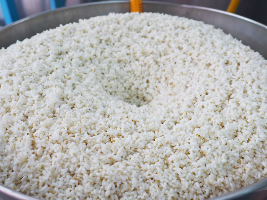水に浸した米を研磨機へ。