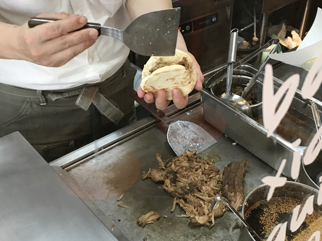 肉夹馍（ロージャーモー）の調理風景