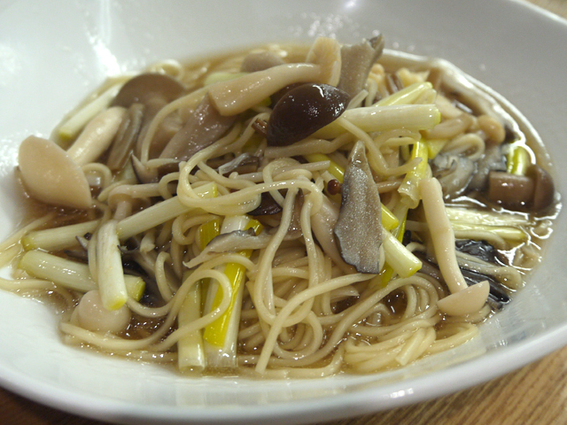 A：色々キノコの煮込み卵麺