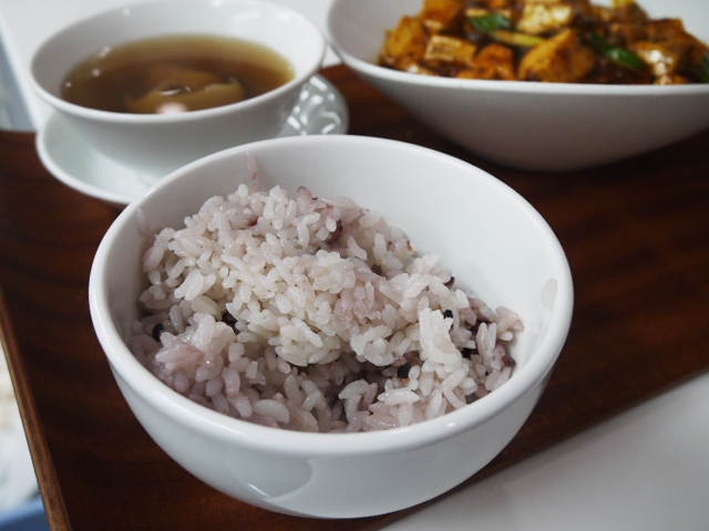 B：大豆ミートを使った麻婆豆腐　古代米ご飯と共に