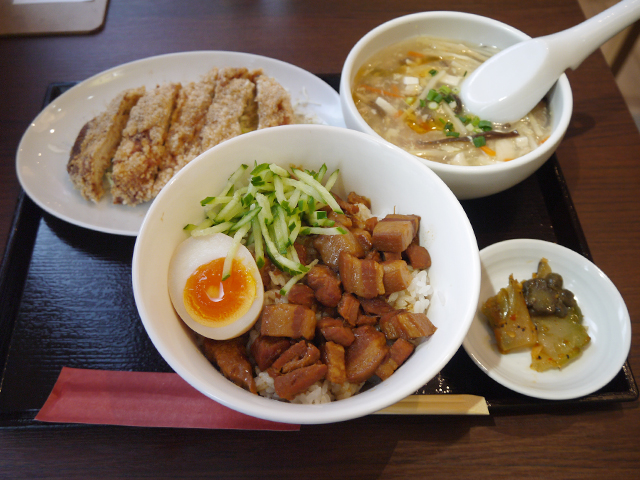 神田「台湾MACHI」の鶏排飯定食950円