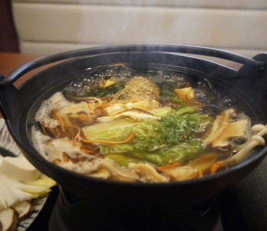 上野「何鮮菇（ホーシェング）」のキノコ鍋980円