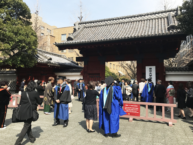 東京大学赤門ちょうどこの日は、東京大学学位記授与式（大学院生版卒業式）の日でした。