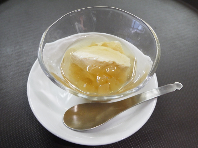 リンゴ茶シロップがけ台湾豆乳プリン
