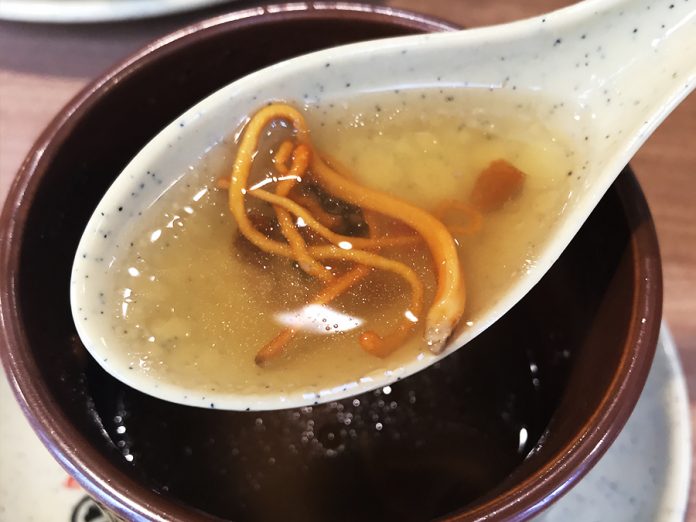 「日本沙県食坊 御徒町店」の冬虫夏草の花と鴨肉の蒸しスープ