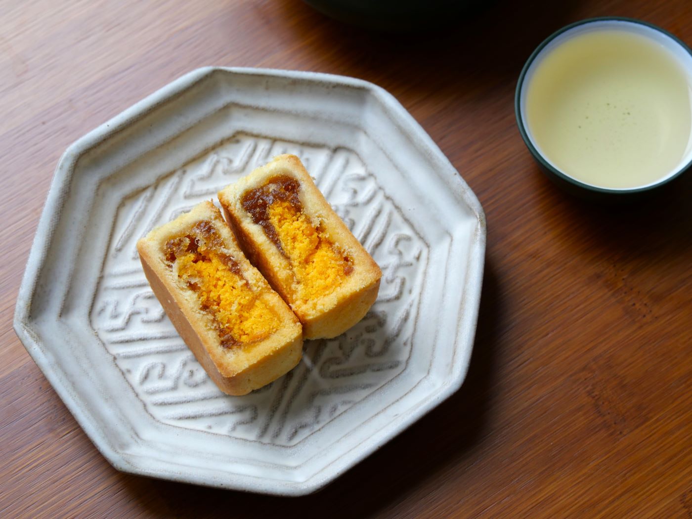 パイナップルケーキの中に塩たまごを入れた＝＝。photo by Takako Sato