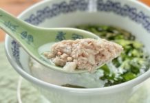 レンゲですくい上げた、長芋と豚ひき肉の澄まし蒸しスープ（山薬肉餅湯）