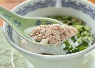 レンゲですくい上げた、長芋と豚ひき肉の澄まし蒸しスープ（山薬肉餅湯）