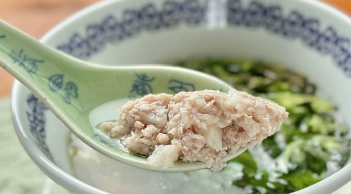 レンゲですくい上げた、長芋と豚ひき肉の澄まし蒸しスープ（山薬肉餅湯）