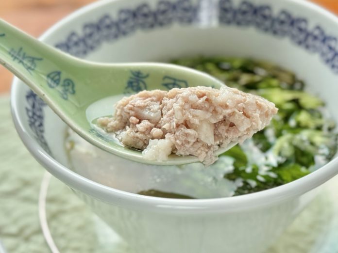 14_IMG_6992 レンゲですくい上げた、長芋と豚ひき肉の澄まし蒸しスープ(山薬肉餅湯)